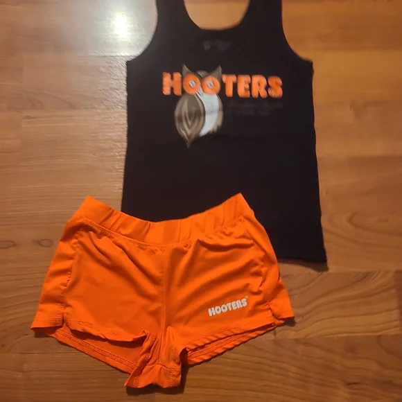 Hooter's uniform top small and shorts xs St Louis , Missouri - Picture 9 of 11